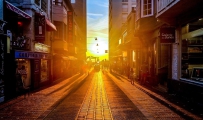 霞光中的城市街道，温暖的阳光照着街道，高清图片免费商用下载。